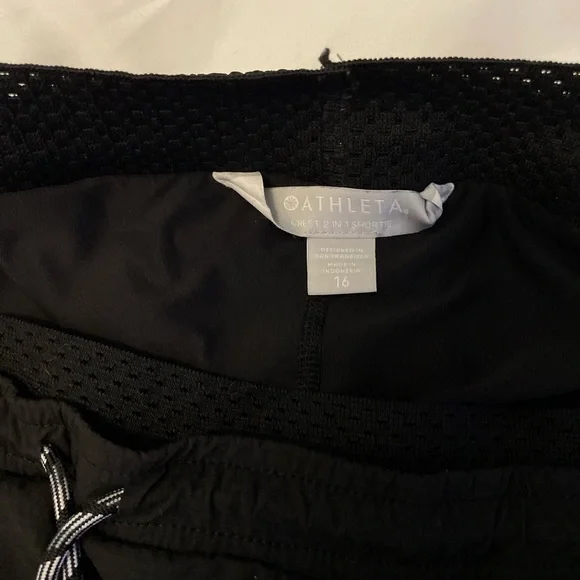 Athleta Black TREKKIE CREST 2 IN 1 SHORTIE - Picture 3 of 3
